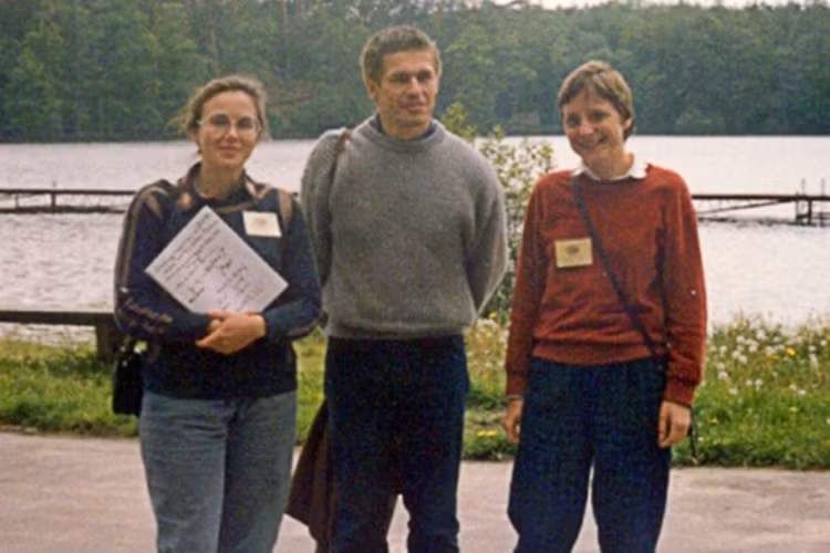 Angela Merkel vốn là một nhà vật lý. Trong ảnh là bà Merkel và người chồng hiện nay là Joachim Sauer (giữa) cùng với giáo sư lý thuyết lượng tử Malgorzata Jeziorska ở thành phố Bachotek (Ba Lan) năm 1989.