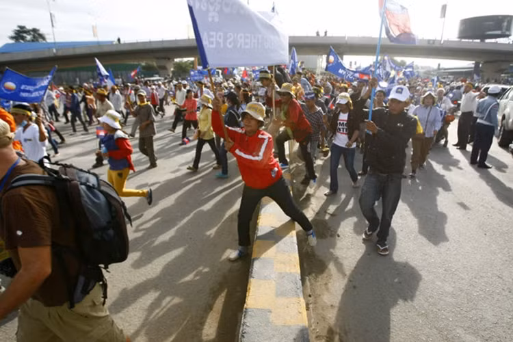 Trái với cam kết ban đầu của phe đối lập các cuộc biểu tình hòa bình đang biến thành bạo lực...