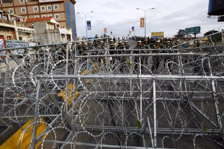 Cảnh sát Phnom Penh đã dựng một số rào cản bằng dây thép gai...