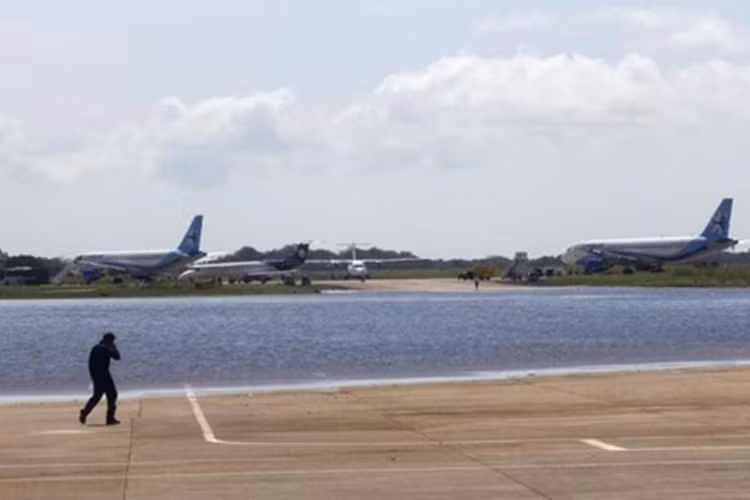 Sân bay Acapulco biến thành hồ trong ngày 18/9/2013.