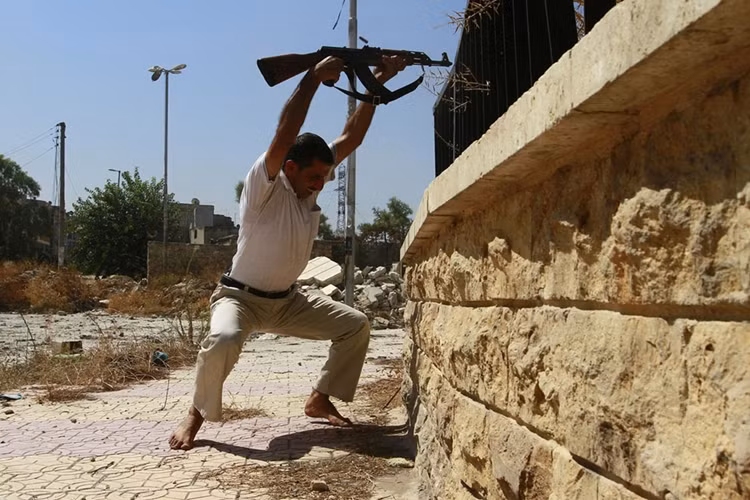 Một kiểu vãi đạn của quân nổi dậy ở Suleiman Al-Halabi gần Aleppo, ngày 14/9/2013.