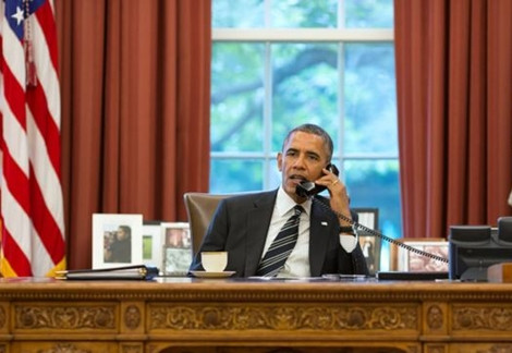Tổng thống Obama nói chuyện qua điện thoại với Tổng thống Iran Hassan Rouhani tại Phòng Bầu dục Nhà Trắng ngày 27/9/2013.