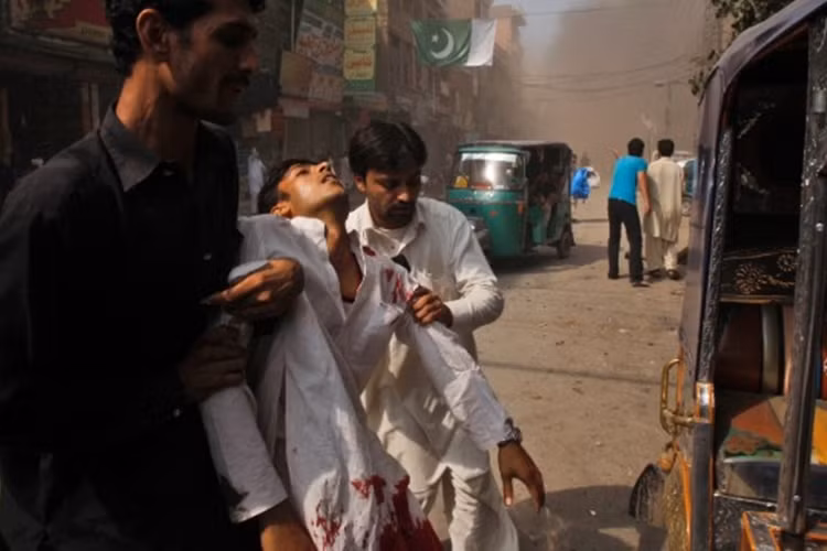 Đưa người bị thương đi cấp cứu. Vụ tấn công xảy ra cách không xa nhà thờ All Saints, nơi đã bị hai tên đánh bom tự sát tấn công đám đông tín đồ Cơ đốc giáo hôm Chủ Nhật tuần trước, giết chết 85 người.