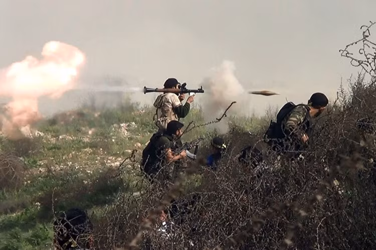 Quân nổi dậy dùng súng chống tăng RPG chống quân chính phủ ở Khanasser trên con đường đến Aleppo, ngày 26/8/2013.