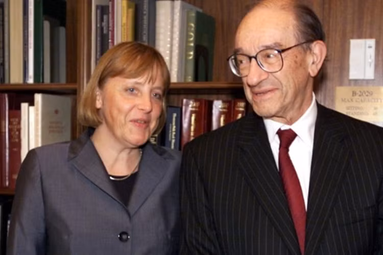 Nữ chính khách Angela Merkel gặp gỡ Chủ tịch Cục Dự trữ liên bang Mỹ (FED) Alan Greenspan đầy quyền lực hồi tháng 4/2001.