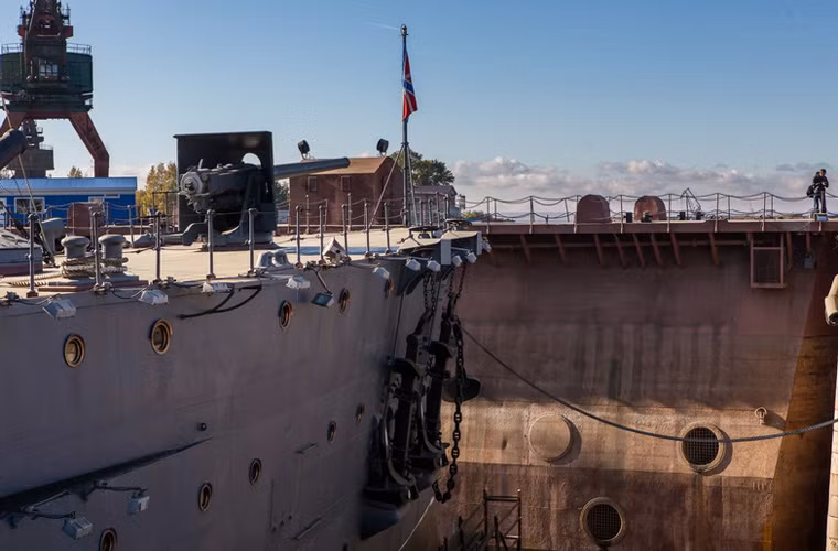 Con tàu dược trang bị 14 pháo 152mm, 4 pháo phòng không 76mm, súng máy và 3 ống phóng ngư lôi (2 dưới nước). Trong ảnh, tháp pháo 152mm đặt ở mũi tàu.