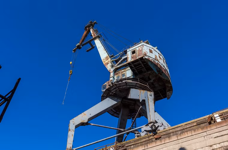 Mọi thứ đã nhuốm màu thời gian, các hệ thống cần cẩu lâu ngày không được sơn sửa.