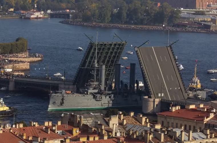 Trước đó, ngày 21/9, chiến hạm Rạng Đông đã được đội tàu kéo hùng hậu đưa từ khu vực neo đâu trong hàng chục năm qua vượt sông Nerva tới nhà máy Admiralty. Chuyến hành trình có sự theo dõi từ hàng nghìn người dân thành phố St Petersburg.