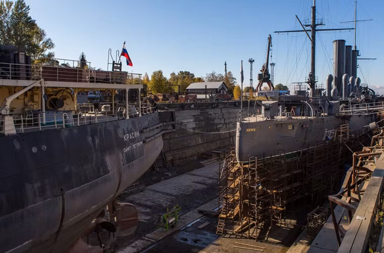 Việc sửa chữa có lẽ được thực hiện từ bên ngoài vỏ thân – nơi chịu những tổn hại lớn khi tiếp xúc nước biển trong hàng chục năm.