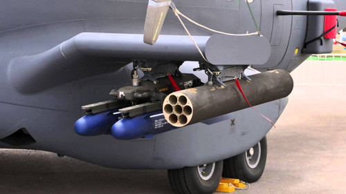 Cận cảnh giá treo vũ khí trên AC-235 với 2 đạn AGM-114 và bệ phóng rocket 7 nòng cỡ 70mm.