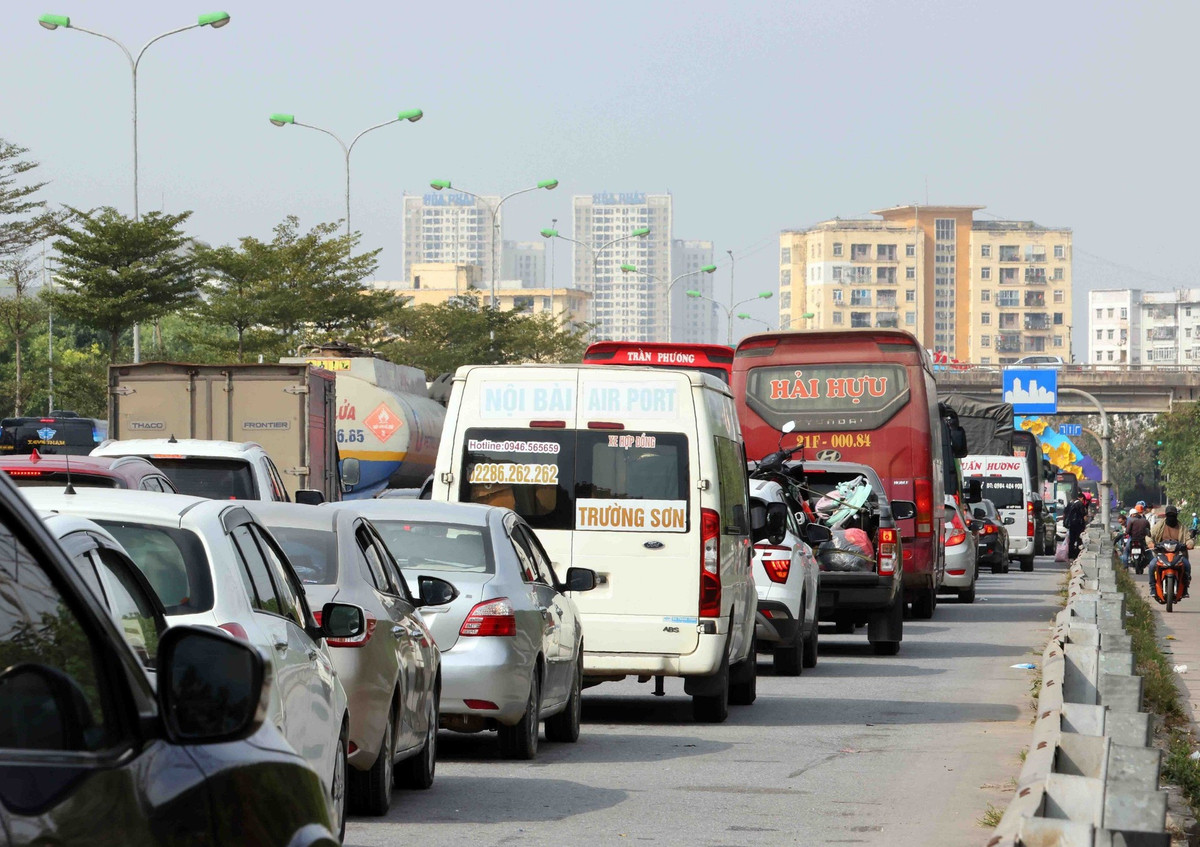 Lối ra cao tốc giao cắt với Vành đai 3 trên cao.