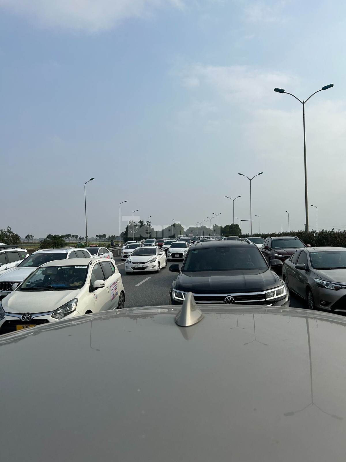 Hình ảnh điểm nghẽn trên cao tốc Hà Nội - Ninh Bình chiều Mùng 4 Tết Để lộ trình từ quê quay trở lại thành phố sau Tết của người dân được an toàn, thuận tiện, Phòng CSGT Công an TP Hà Nội lưu ý: Đối với doanh nghiệp vận tải, đội ngũ lái xe, các chủ phương tiện, nhân dân khi di chuyển trên các tuyến đường quốc lộ, đường cao tốc, đường nội thành, tuyến đường ra, vào Hà Nội, các địa phương liên quan phải nghiêm chỉnh chấp hành pháp luật trật tự, an toàn giao thông. Đối với những người đi xe khách, phương tiện công cộng nên đặt vé sớm để tránh tình trạng hết vé và bắt xe dọc đường vi phạm trật tự an toàn giao thông đồng thời có nguy cơ bị nhà xe tăng giá vé, nhồi nhét khách, không bảo đảm an toàn giao thông. Đối với các phương tiện cá nhân nên đi sớm, tránh đi cùng một thời điểm vào khung giờ từ 8h đến 10h và từ 14h - 16h vì thời điểm này thường xảy ra ùn tắc giao thông. Trước khi khởi hành, kiểm tra kỹ an toàn phương tiện, lên lịch trình các cung đường để di chuyển vào trung tâm thành phố,lựa chọn những tuyến đường phù hợp, trong quá trình di chuyển cũng nên cập nhật tình hình giao thông để có thể thay đổi cho phù hợp. Quá trình tham gia giao thông, yêu cầu người tham gia giao thông đi đúng phần đường, làn đường quy định; điều khiển xe trong tốc độ cho phép; chở đúng số người quy định; đội mũ bảo hiểm đúng quy định đối với người điều khiển xe mô tô, xe gắn máy... Khi gặp các tuyến giao thông ùn tắc, cần bình tĩnh và tuyệt đối tuân thủ sự hướng dẫn, điều tiết, phân luồng của lực lượng CSGT và các lực lượng chức năng khác. Đặc biệt “đã uống rượu bia, không lái xe”, để bảo đảm an toàn cho mình và những người tham gia giao thông khác.