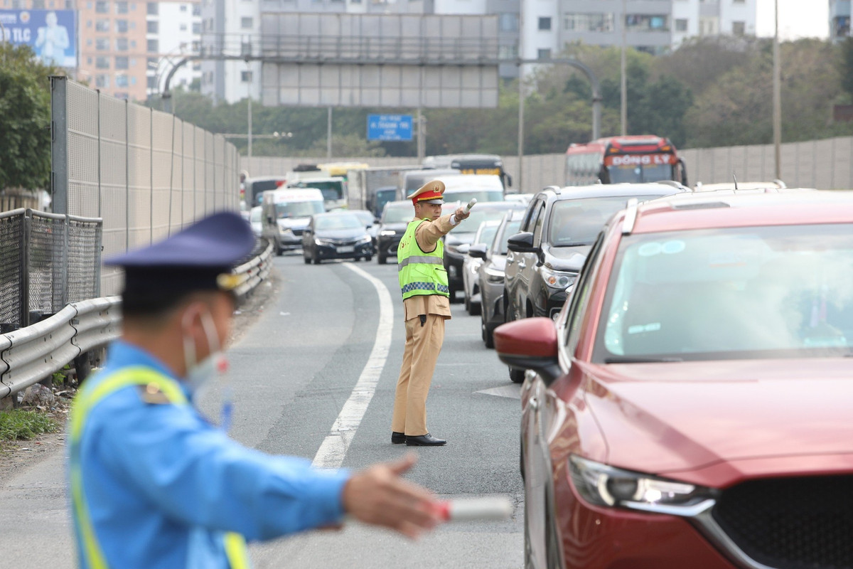 Các phương tiện di chuyển theo hướng dẫn của lực lượng chức năng.