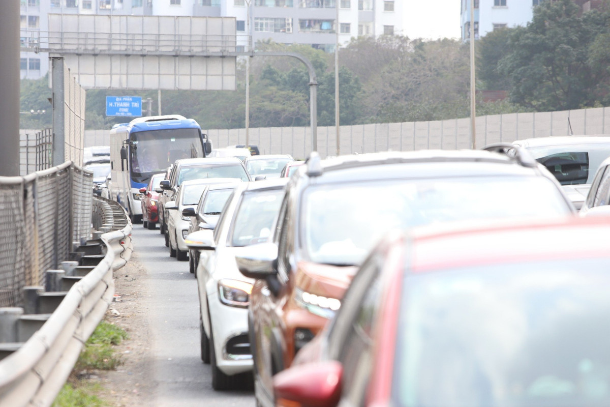 Ô tô xếp thành 4 hàng nối đuôi nhau.