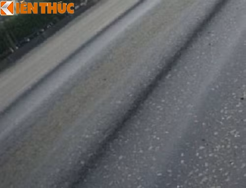 Những “sống trâu”, “sống khủng long” chạy dài theo vệt bánh xe, khiến mặt đường lồi lõm chênh lệnh từ 5cm đến 15cm... Hiện, dư luận đang băn khoăn và đặt câu hỏi: Đừng để chuyện đường làm xong, hỏng ngay - tiền của của nhân dân như vậy là đổ sông đổ biển. Ngành GTVT cần khẩn trương tìm ra nguyên nhân và quy trách nhiệm cho những đơn vị có liên quan.