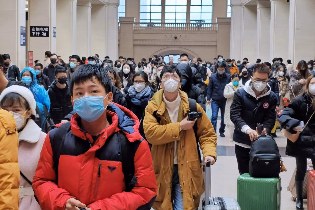 Cuộc cách ly y tế quy mô lớn đầu tiên của thế kỷ 21 đã xảy ra năm 2003, khi SARS (hội chứng hô hấp cấp tính nặng) trở thành đại dịch cấp độ toàn cầu. Thời điểm đó virus phát tán ở Trung Quốc gây ra hàng trăm cái chết ở quốc gia này và lan sang nhiều khu vực khác trên thế giới.