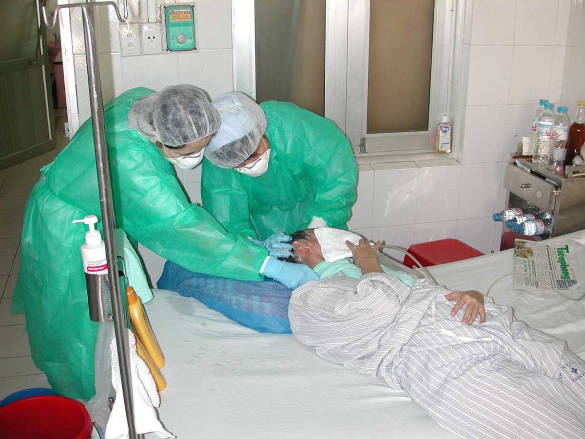 Tại các quốc gia khác, việc cách ly cũng được thực hiện trên các quy mô khác nhau. Tại Việt Nam, khu vực cách ly là Bệnh viện Việt Pháp. Đại dịch này đã kkiến 66 người ở Việt Nam nhiễm bệnh, trong đó 5 y tá, bác sĩ của Bệnh viện Việt – Pháp và một chuyên gia quốc tế tử vong.