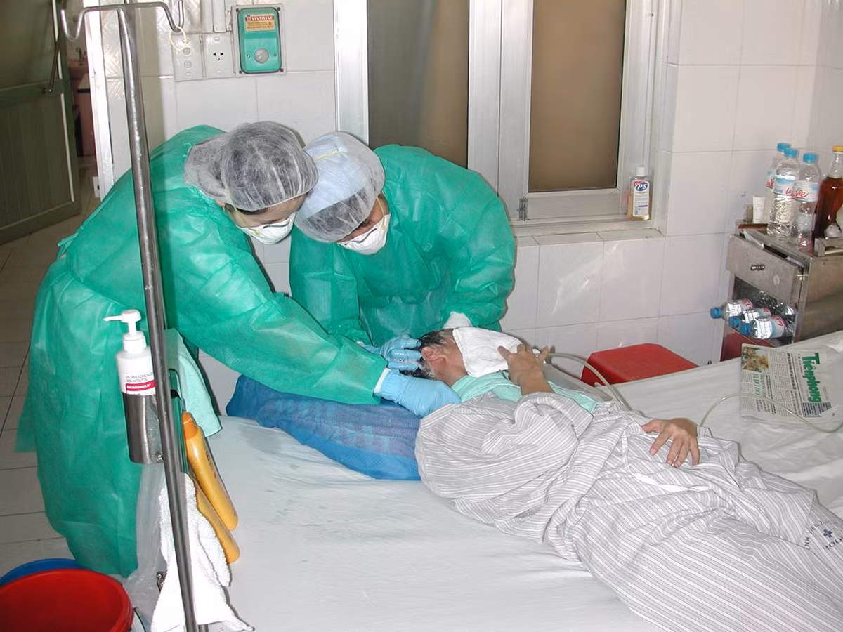 Tại các quốc gia khác, việc cách ly cũng được thực hiện trên các quy mô khác nhau. Tại Việt Nam, khu vực cách ly là Bệnh viện Việt Pháp. Đại dịch này đã kkiến 66 người ở Việt Nam nhiễm bệnh, trong đó 5 y tá, bác sĩ của Bệnh viện Việt – Pháp và một chuyên gia quốc tế tử vong.