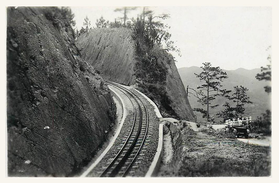 Đoạn đường sắt vượt đèo giữa hai ga Sông Pha - Eo Gió (Kronphra - Bellevue) - tuyến đường hiểm trở nhất, nơi có các đoạn đường sắt răng cưa - thập niên 1930. Đoạn đường này được thi công năm 1928.