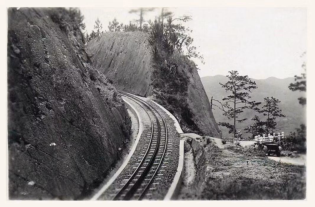 Đoạn đường sắt vượt đèo giữa hai ga Sông Pha - Eo Gió (Kronphra - Bellevue) - tuyến đường hiểm trở nhất, nơi có các đoạn đường sắt răng cưa - thập niên 1930. Đoạn đường này được thi công năm 1928.