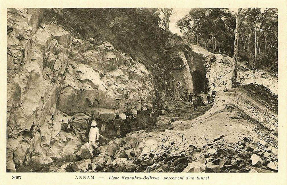 Tuyến Sông Pha - Eo Gió khi bắt đầu được bạt núi mở đường, thập niên 1920. Giữa năm 1975, sau khi đất nước thống nhất, tuyến đường được vận hành trở lại nhưng chỉ chạy được 7 chuyến từ Đà Lạt đến cầu Tân Mỹ thì bị ngưng lại vì không hiệu quả kinh tế.