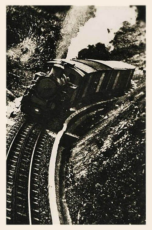 Góc nhìn trên cao về một đoàn tàu trên tuyến đường sắt Phan Rang - Đà Lạt thập niên 1940. Từ những năm 1980 - 2004, phần còn lại của tuyến đường sắt huyền thoại bị bán làm sắt vụn dần dần và chỉ còn tồn tại trong ký ức của người dân địa phương. Mời quý độc giả xem video: Áo dài nét đẹp truyền thống người Việt. Nguồn: VTC.