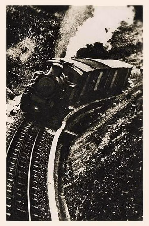 Góc nhìn trên cao về một đoàn tàu trên tuyến đường sắt Phan Rang - Đà Lạt thập niên 1940. Từ những năm 1980 - 2004, phần còn lại của tuyến đường sắt huyền thoại bị bán làm sắt vụn dần dần và chỉ còn tồn tại trong ký ức của người dân địa phương. Mời quý độc giả xem video: Áo dài nét đẹp truyền thống người Việt. Nguồn: VTC.