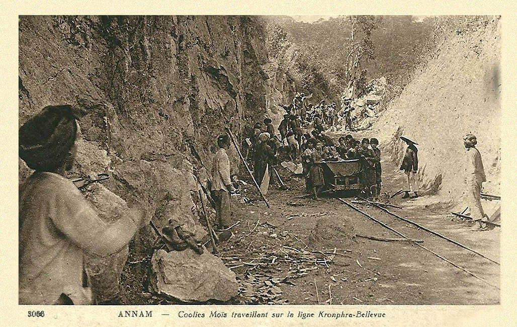 Các công nhân làm đường ray ở tuyến Sông Pha - Eo Gió của đường sắt Phan Rang - Đà Lạt, thập niên 1920. Năm 1986, Liên hiệp Đường sắt Việt Nam đã cho công nhân tháo ray và tà vẹt để phục vụ sửa chữa Đường sắt Thống Nhất.