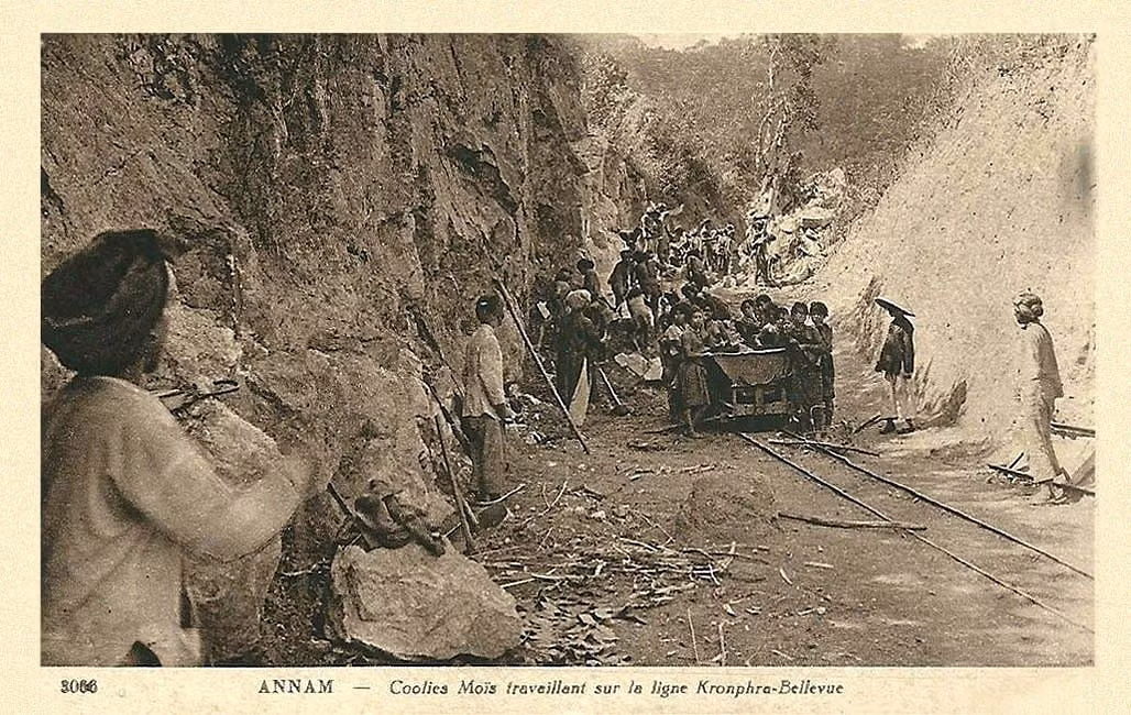 Các công nhân làm đường ray ở tuyến Sông Pha - Eo Gió của đường sắt Phan Rang - Đà Lạt, thập niên 1920. Năm 1986, Liên hiệp Đường sắt Việt Nam đã cho công nhân tháo ray và tà vẹt để phục vụ sửa chữa Đường sắt Thống Nhất.