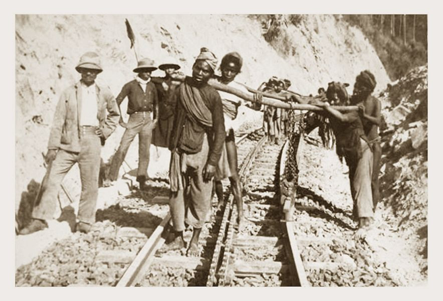 Công nhân người Việt làm việc trên công trường xây dựng tuyến đường sắt Phan Rang - Đà Lạt. Đoạn 38 km giữa Tháp Chàm và Xóm Gòn được thi công đầu tiên, năm 1917 nối dài đến ga Sông Pha dưới chân đèo Ngoạn Mục.