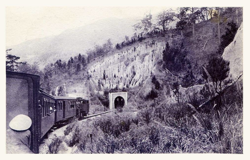 Đoàn tàu chuẩn bị di chuyển qua một đường hầm xuyên núi, tuyến đường sắt Sông Pha - Eo Gió. Năm 1932, đoạn Đran được hoàn thành, tuyến đường chính thức đi vào hoạt động.