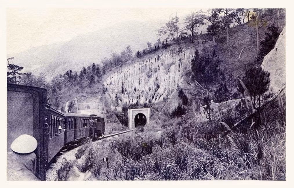 Đoàn tàu chuẩn bị di chuyển qua một đường hầm xuyên núi, tuyến đường sắt Sông Pha - Eo Gió. Năm 1932, đoạn Đran được hoàn thành, tuyến đường chính thức đi vào hoạt động.