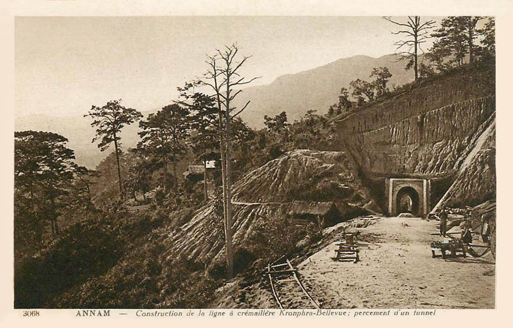 Cửa hầm tuyến tuyến Sông Pha - Eo Gió thời điểm đang thi công. Tuyến đường sắt Phan Rang - Đà Lạt đã bị ngưng từ năm 1972 do chiến sự ác liệt ở miền Nam khiến cho nhu cầu vận chuyển đường sắt gặp khó khăn.