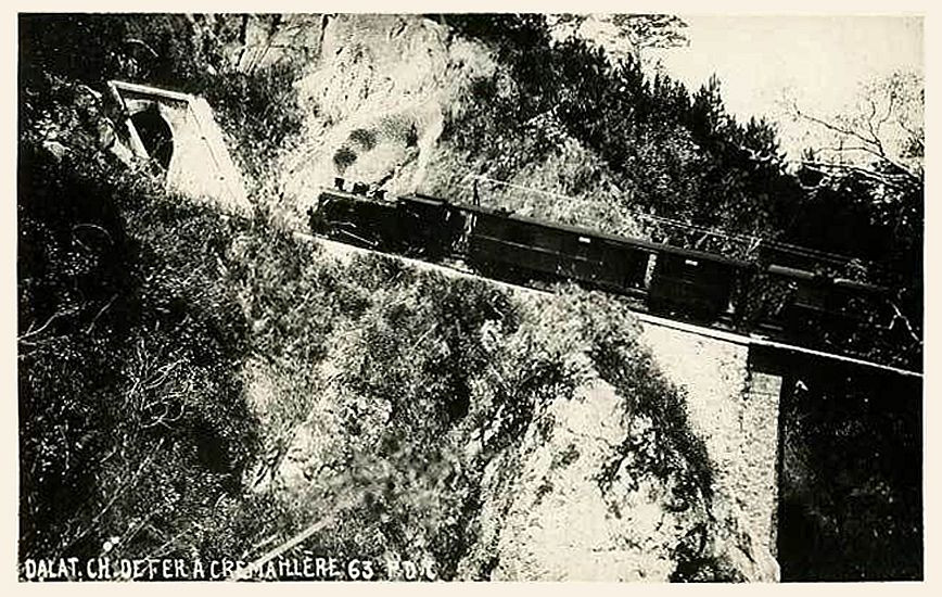 Đoàn tàu leo dốc và tiến vào một cửa hầm trên tuyến đường sắt răng cưa nổi tiếng thời thuộc địa. Năm 1922, công ty thầu khoán châu Á tiến hành xây dựng đường sắt nối Sông Pha tới Trạm Hành, gần Đà Lạt.