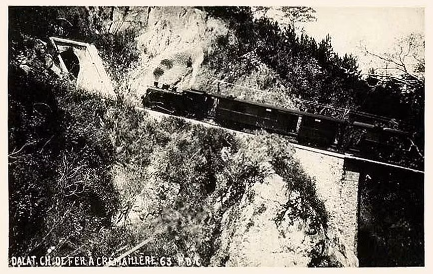 Đoàn tàu leo dốc và tiến vào một cửa hầm trên tuyến đường sắt răng cưa nổi tiếng thời thuộc địa. Năm 1922, công ty thầu khoán châu Á tiến hành xây dựng đường sắt nối Sông Pha tới Trạm Hành, gần Đà Lạt.