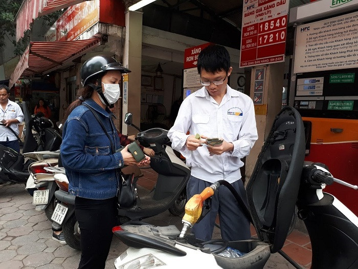 Giam toi da hon 2.500 dong/lit, gia xang xuong sat 15 ngan/lit