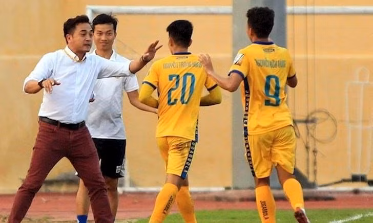 Nhung ong thay V.League va “ac mong” khi chu tich thich cam sa ban