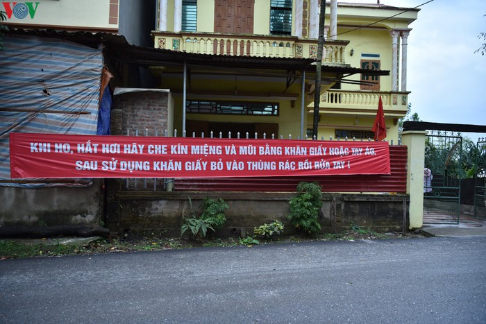 Băng rôn, khẩu hiệu động viên và nhắc nhở người dân trong xã thực hiện nghiêm vệ sinh phòng chống lây nhiễm virus.
