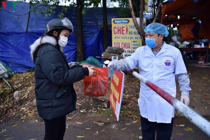 Theo ghi nhận của phóng viên Báo điện tử VOV, trong chiều 3/3, vài giờ trước giờ gỡ bỏ lệnh cách ly, tại xã Sơn Lôi các trạm kiểm dịch vẫn kiểm soát rất nghiêm ngặt.