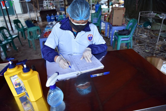 Đối với bất kỳ người nào khi di chuyển vào xã Sơn Lôi đều phải được sự đồng ý của Ban Chỉ huy phòng chống dịch sở tại và ghi chép quản lý nghiêm ngặt.