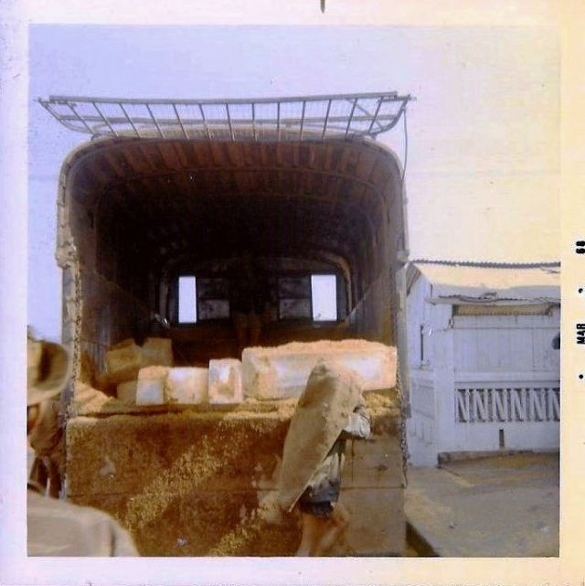 Một chiếc xe tải chở nước đá.