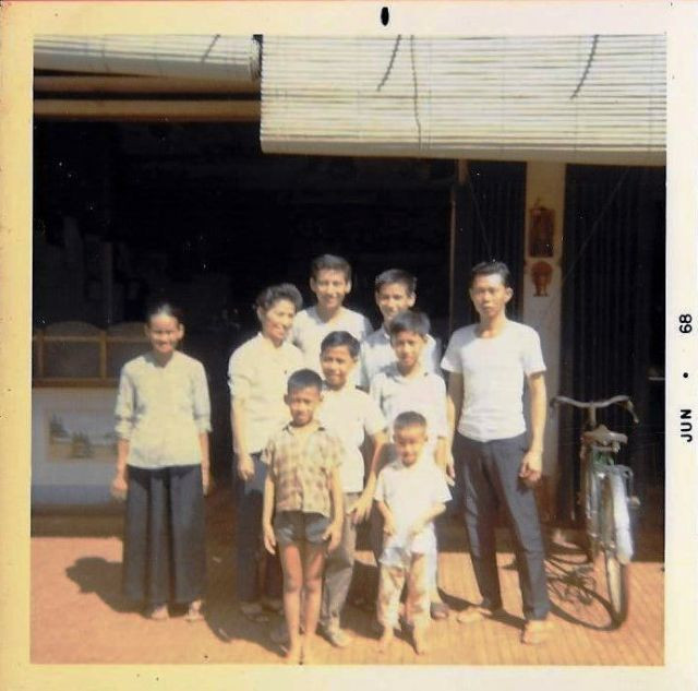 Một gia đình chụp ảnh kỷ niệm trước hiên nhà.