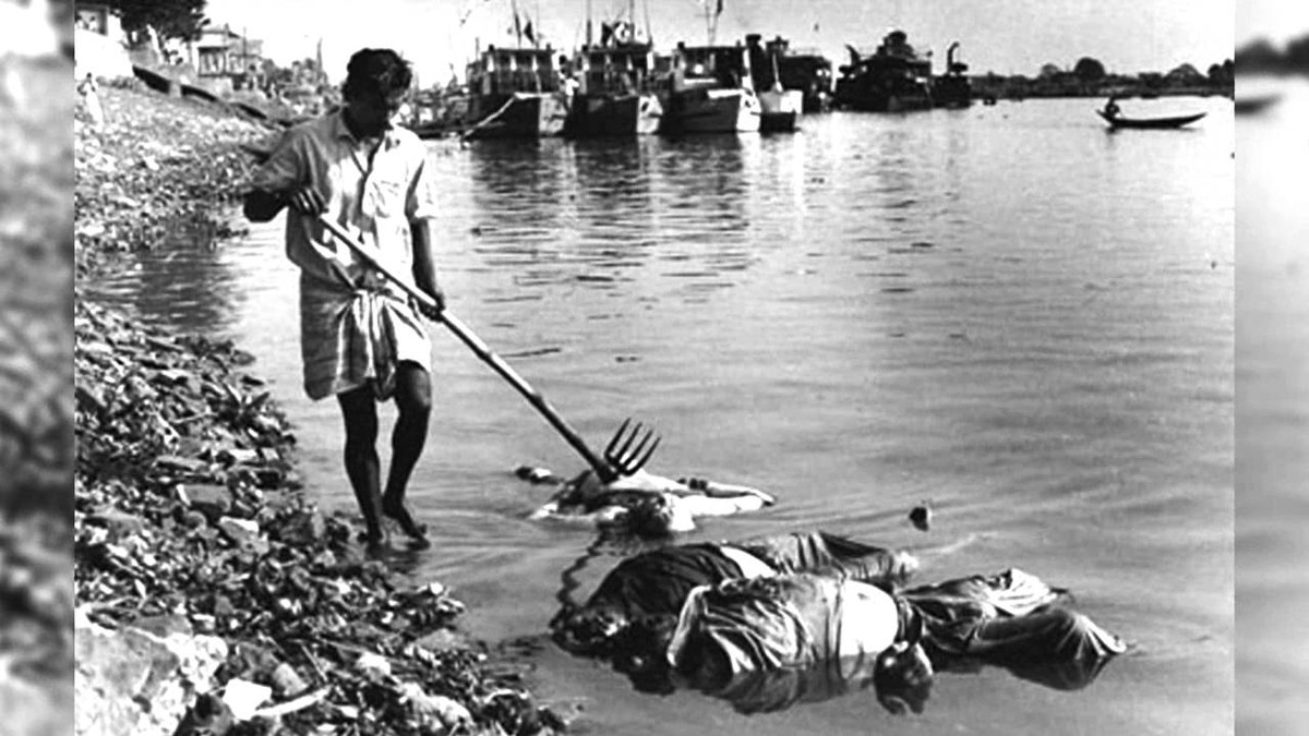 Một cuộc diệt chủng đã được phát động. Máu người Đông Pakistan – chủ yếu là sắc tộc Bengal - đã thấm đẫm ở mọi nơi. Tại thủ phủ Dhaka, những người chống đối hoặc tình nghi chống đối bị trói vào từng nhóm và bị đẩy xuống sông.