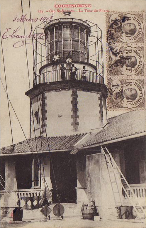 Hải đăng Vũng Tàu cao 18 mét, được xây dựng năm 1911 trên đỉnh núi Nhỏ.