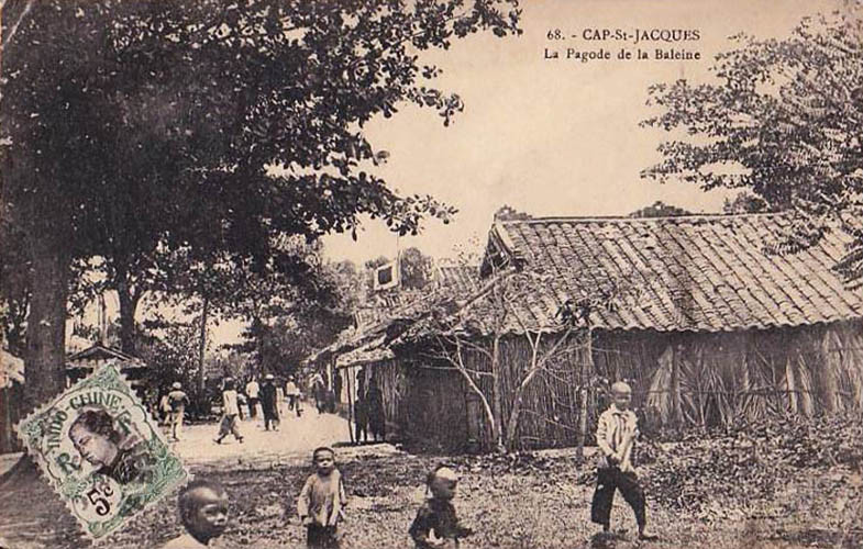 Bên ngoài một đền thờ cá Ông (cá voi) ở Vũng Tàu, khoảng năm 1905.