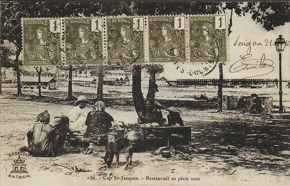 Những người bán hàng rong bên bờ biển ở Vũng Tàu, 1910.