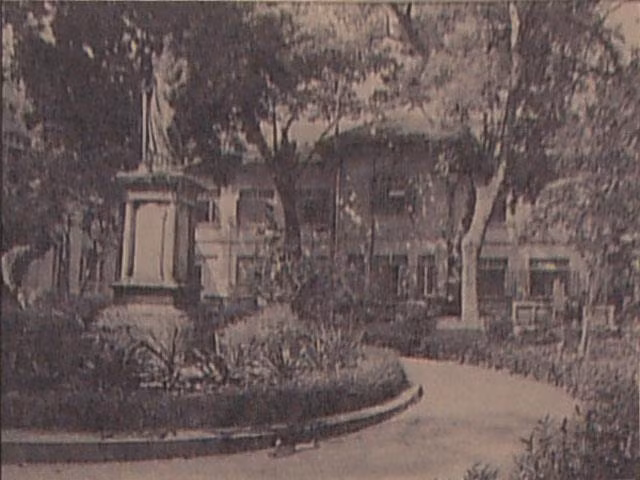 Tượng đài Thánh Phao-lô (Saint Paul) trong vườn hoa sau cổng chính.