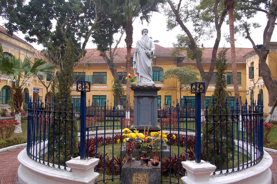 Hình ảnh tượng đài trong khuôn viên Bệnh viện Đa khoa Xanh Pôn ngày nay. Ảnh: Belle Indochine. Mời quý độc giả xem video: Mâm cỗ truyền thống của người Hà Nội xưa. (Nguồn: VTC10)