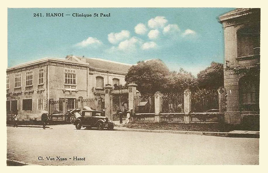 Một hình ảnh khác về cổng chính của bệnh viện, lúc này đã được xây dựng kiên cố.