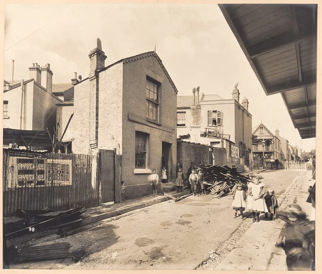 Khung cảnh ngổn ngang trên phố Hunt trong dịch bệnh năm 1900.